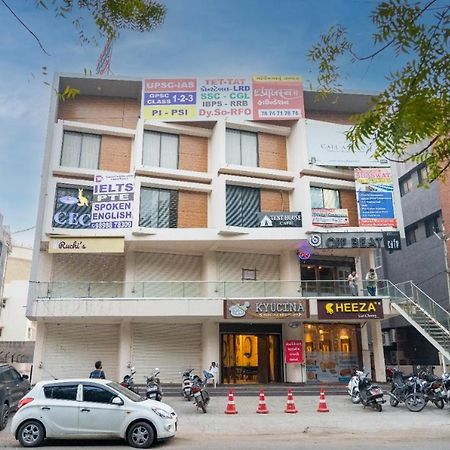 Hotel Lee Grand Ānand Buitenkant foto