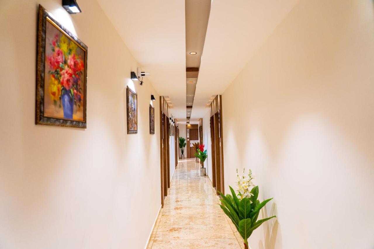 Hotel Lee Grand Ānand Buitenkant foto
