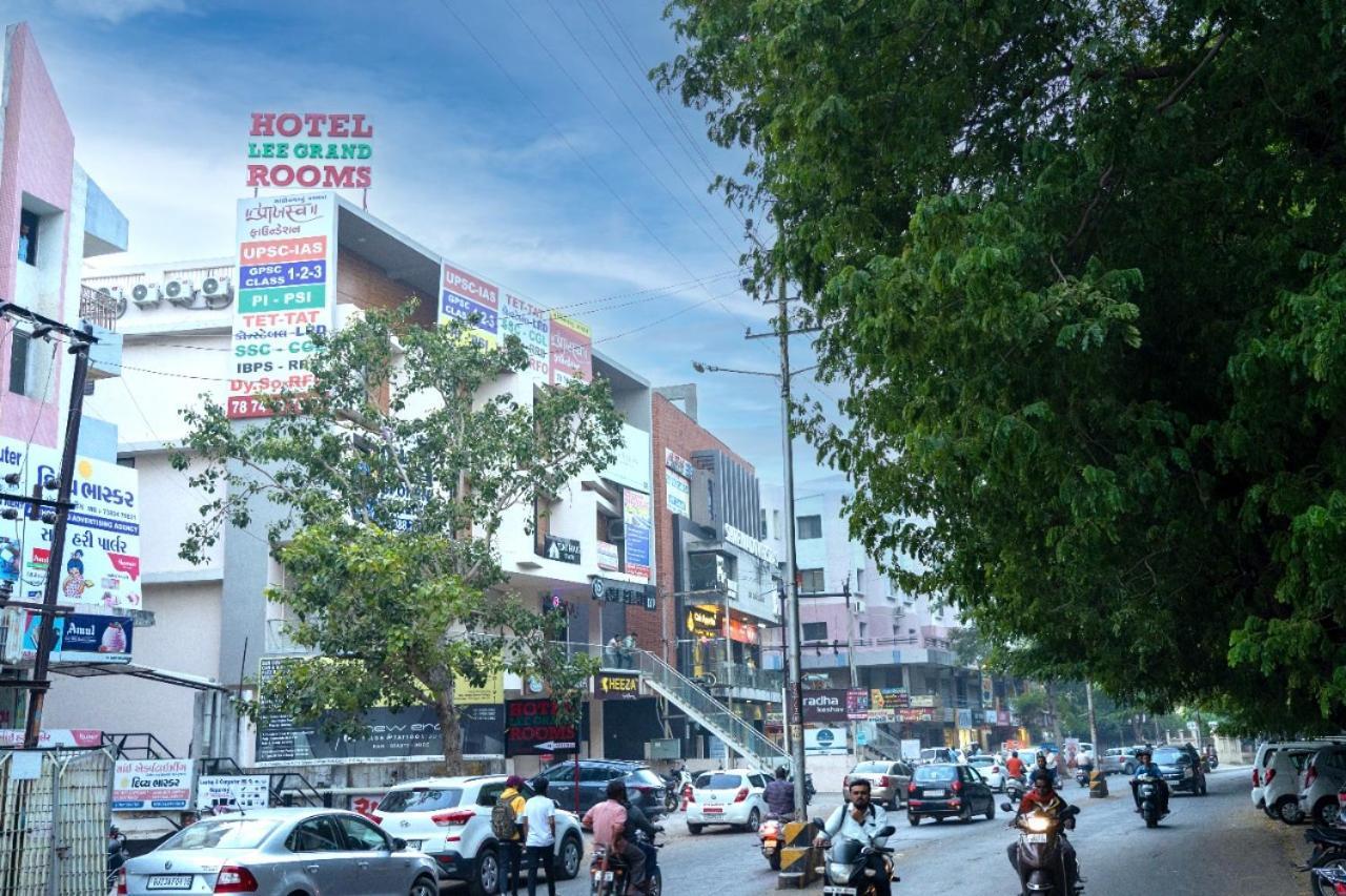 Hotel Lee Grand Ānand Buitenkant foto