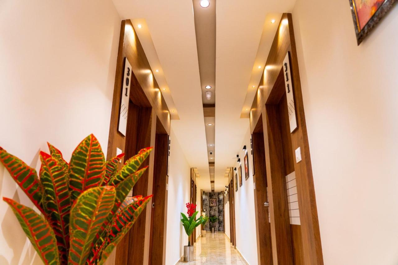 Hotel Lee Grand Ānand Buitenkant foto