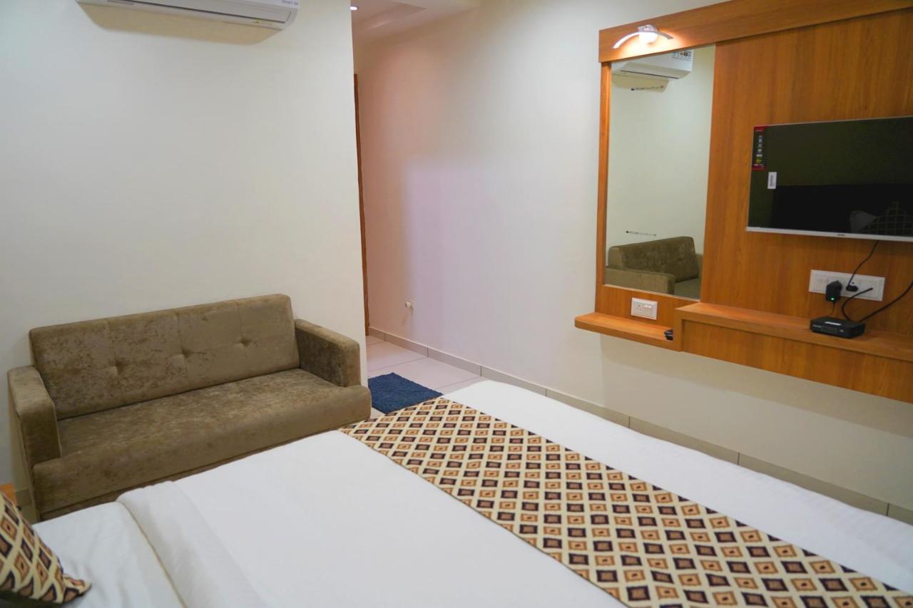 Hotel Lee Grand Ānand Buitenkant foto