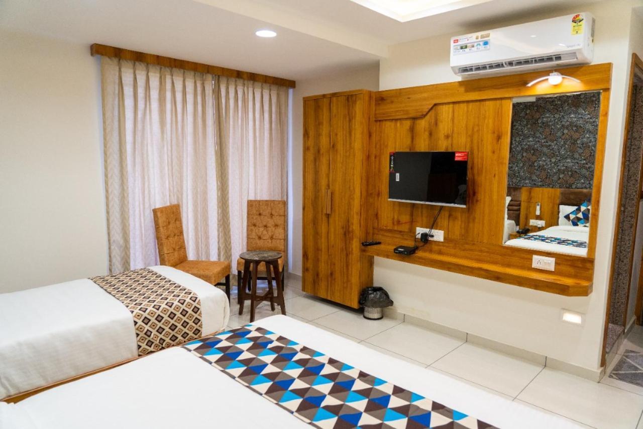 Hotel Lee Grand Ānand Buitenkant foto
