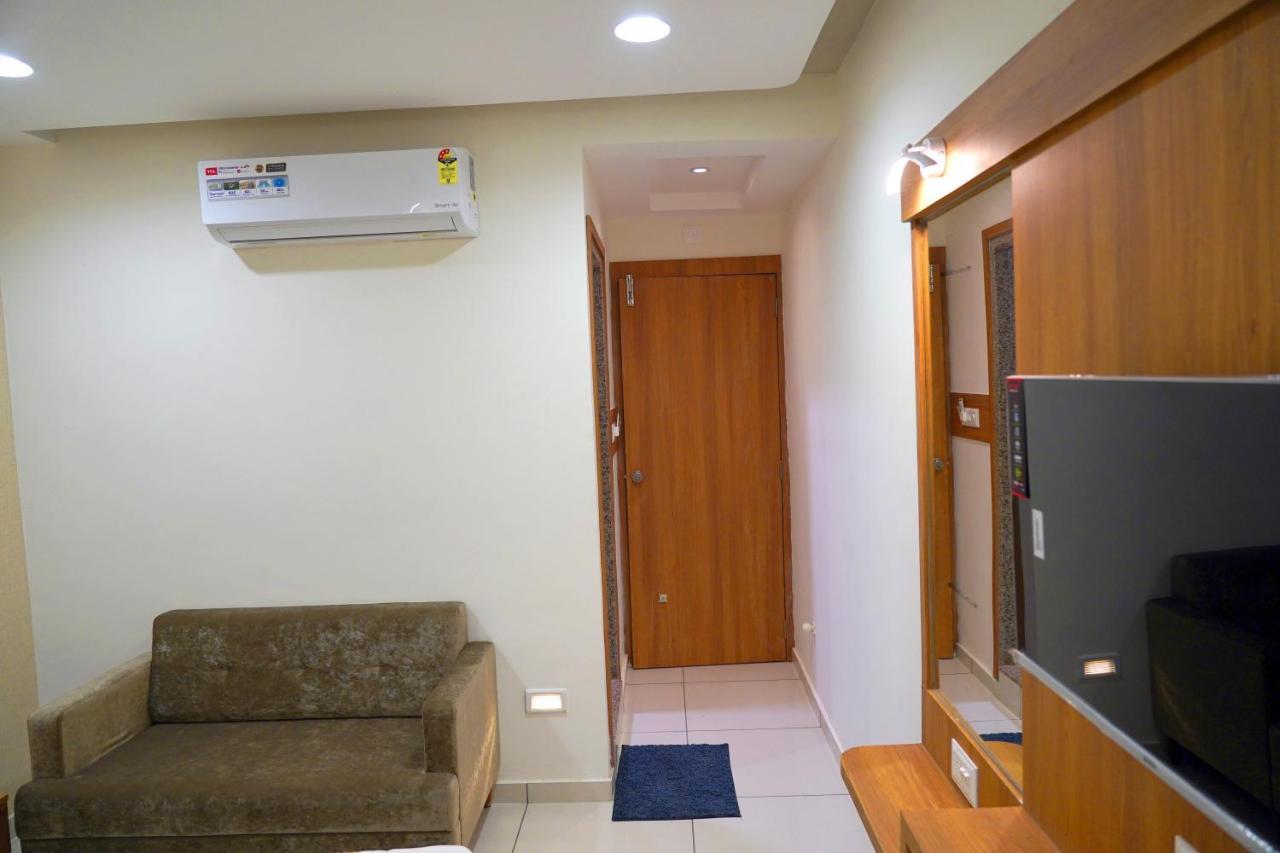 Hotel Lee Grand Ānand Buitenkant foto