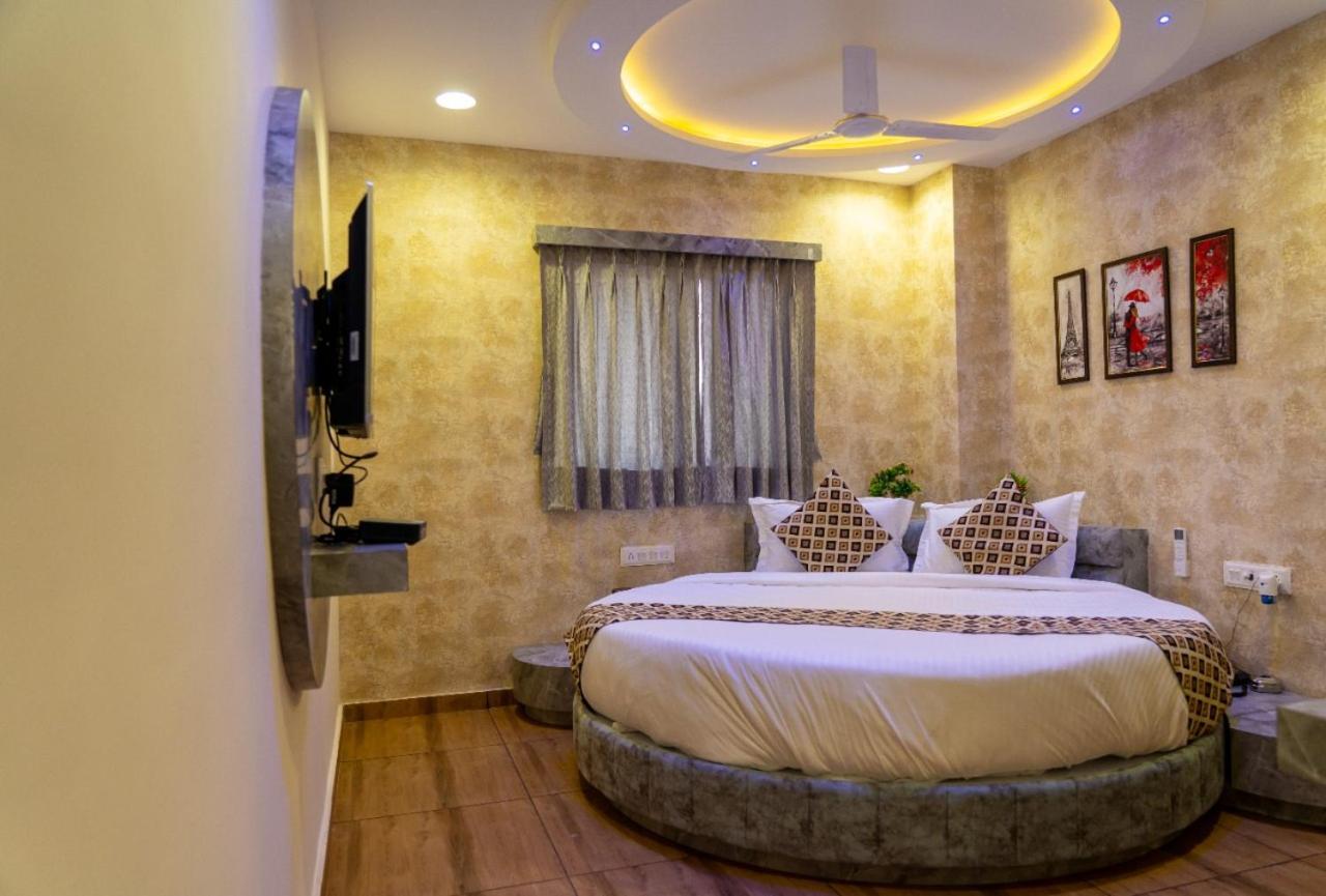 Hotel Lee Grand Ānand Buitenkant foto