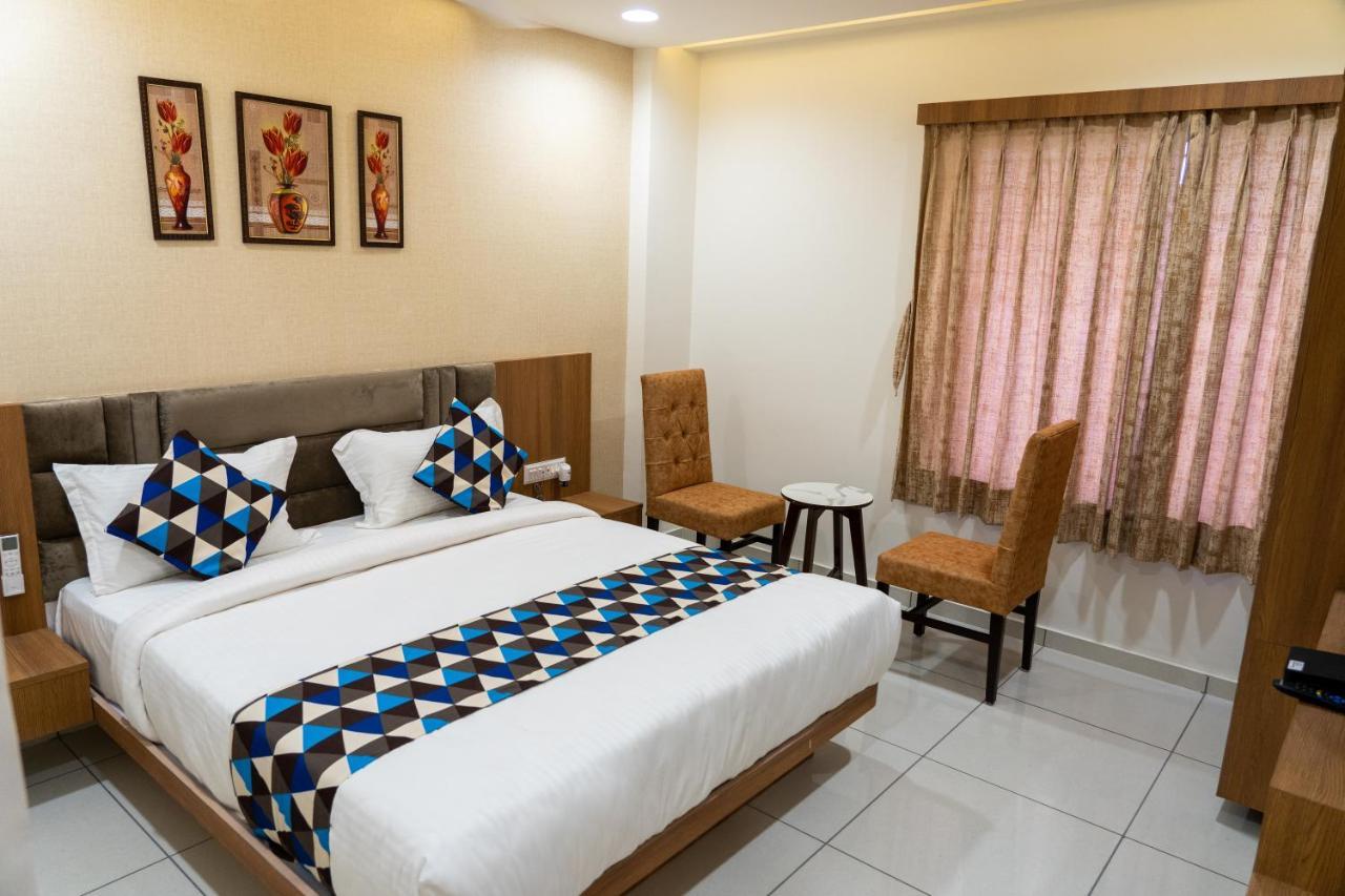 Hotel Lee Grand Ānand Buitenkant foto